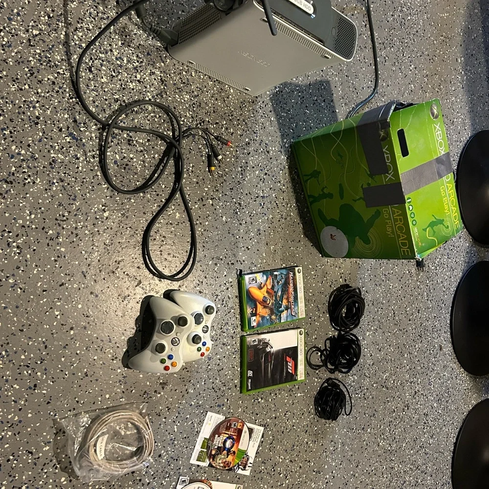 XBOX 360 + 4 Games + 2 Controllers (Used) 250 GB HDD